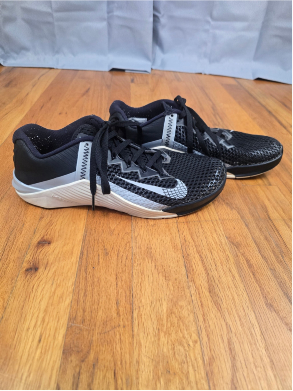 Men's Nike Metcon Athletic Shoes Size 10 Black and Grey